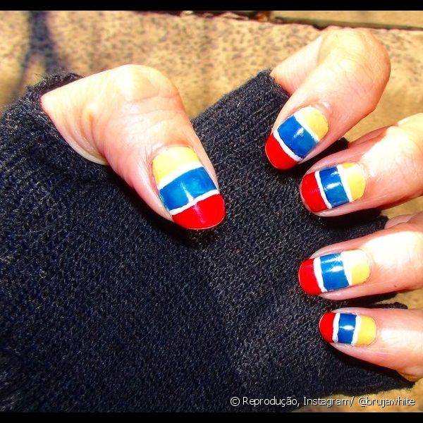 A nail art gr?fica reproduz a bandeira do Equador